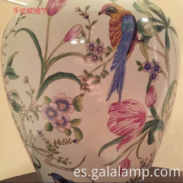 Exquisita lámpara de cerámica floral de coral para decoración del hogar elegante